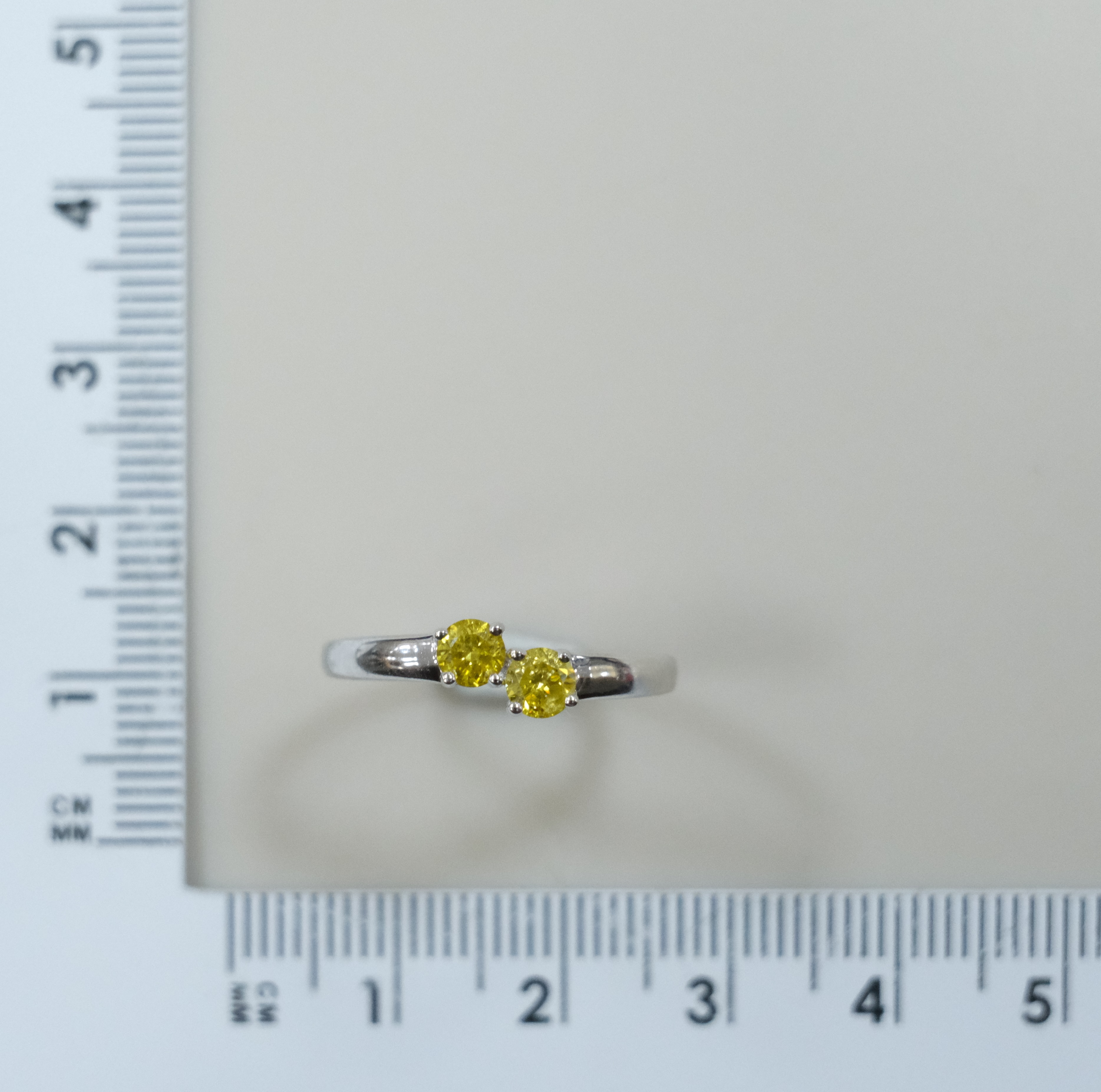 Серебряное кольцо с желтыми бриллиантами